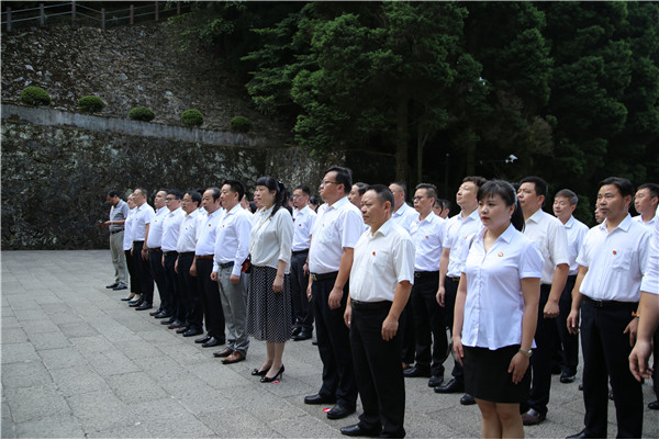 緬懷革命先烈 接受紅色教育